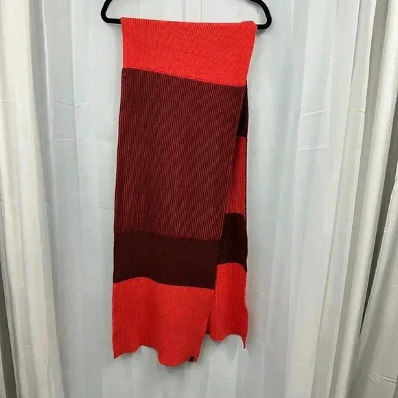 Lululemon Texture Play Scarf Savannah / Watermelon Red - Ribbed Knit Wrap - Picture 3 of 6
